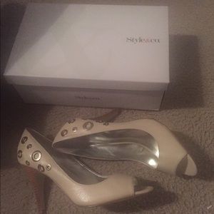 Style & Co size 9 Harley Cream pumps